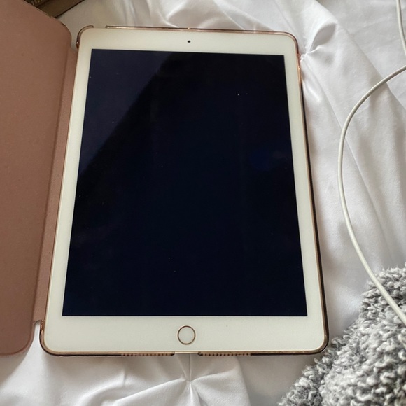 iPad - Picture 3 of 3